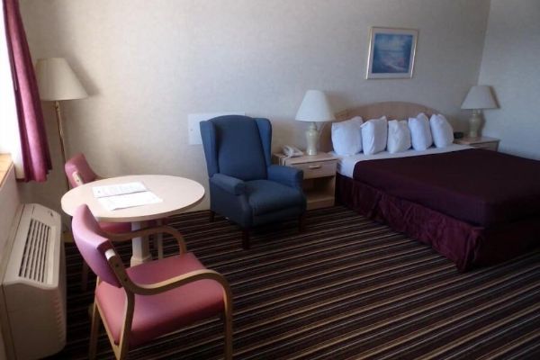 Bavarian Haus Lakefront Inn (St Ignace)
